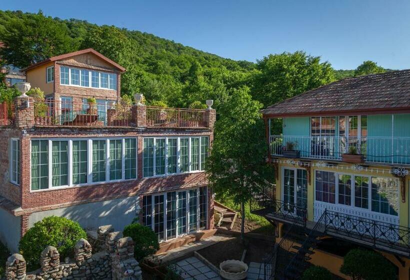 اتاق خانوادگی, Chateau Mere