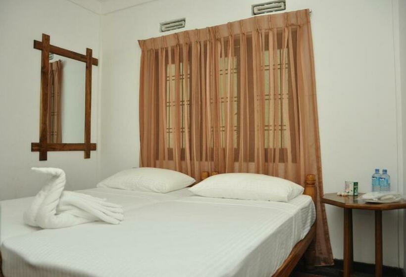 اتاق استاندارد با چشم‌انداز باغ, Sujatha Tourist Rest