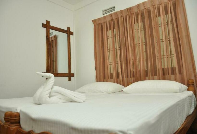 اتاق استاندارد با چشم‌انداز باغ, Sujatha Tourist Rest
