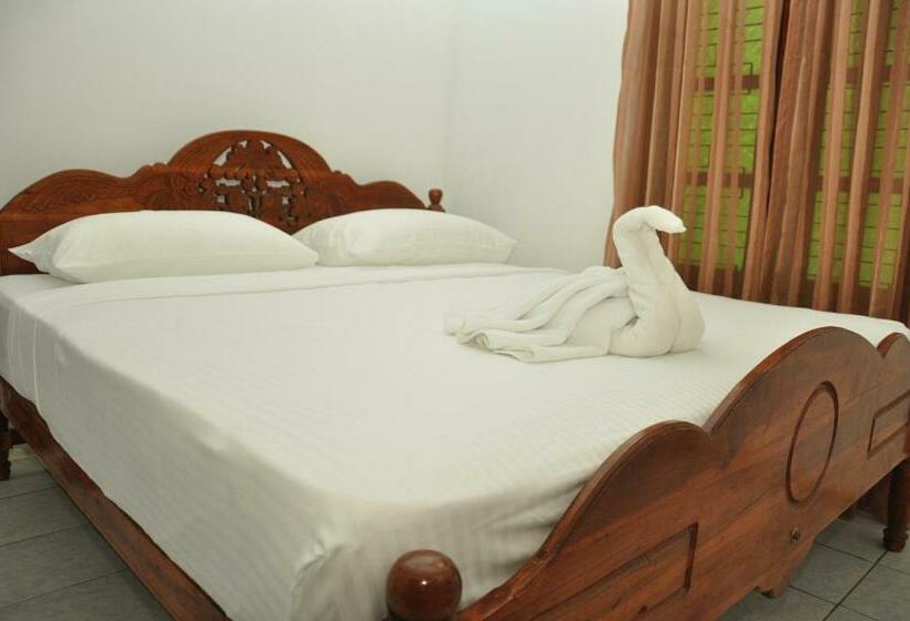 اتاق لوکس با بالکن, Sujatha Tourist Rest