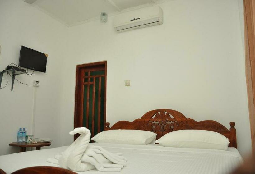 اتاق لوکس با بالکن, Sujatha Tourist Rest