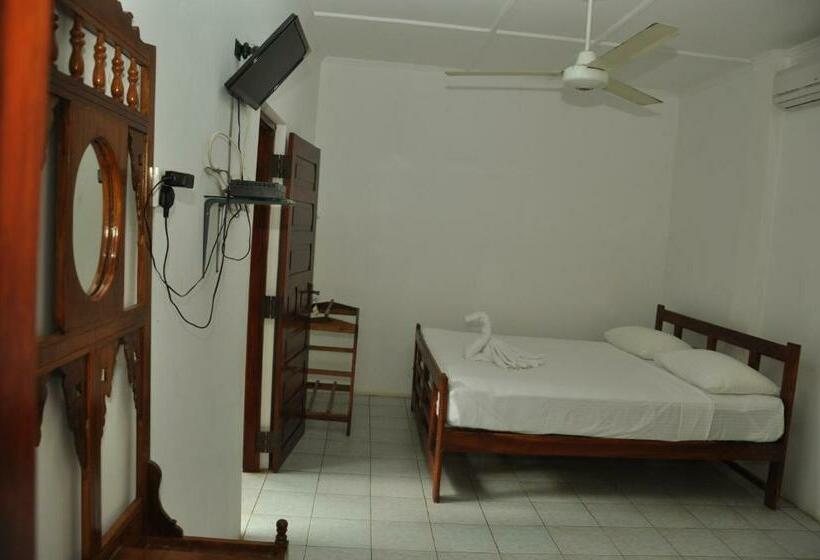 اتاق سه نفره دلوکس با چشم‌انداز باغ, Sujatha Tourist Rest