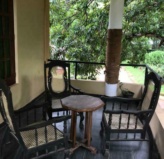 اتاق سه نفره دلوکس با چشم‌انداز باغ, Sujatha Tourist Rest