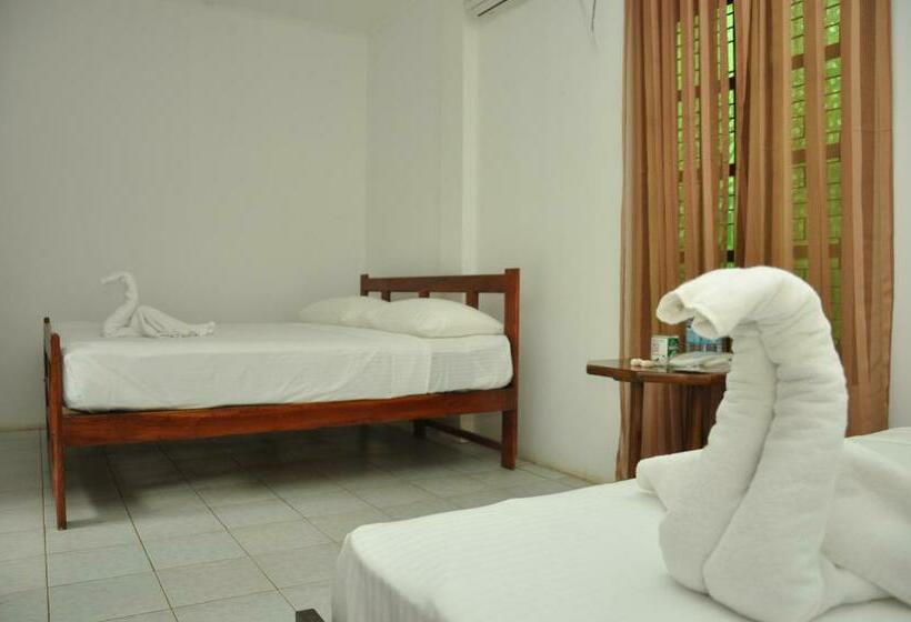 اتاق سه نفره دلوکس با چشم‌انداز باغ, Sujatha Tourist Rest