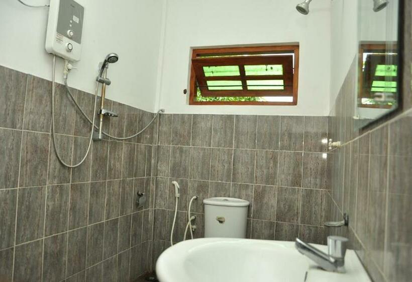 اتاق سه نفره دلوکس با چشم‌انداز باغ, Sujatha Tourist Rest