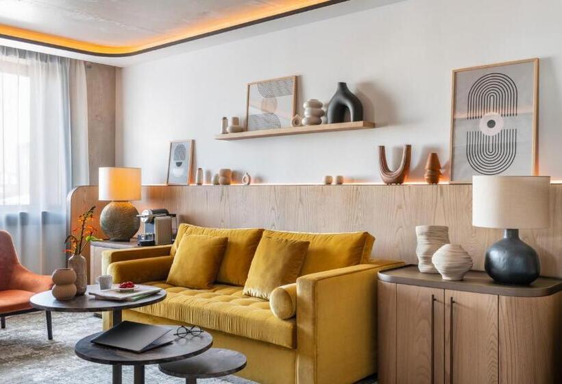 سوئیت با تخت بزرگ, Pullman Lyon