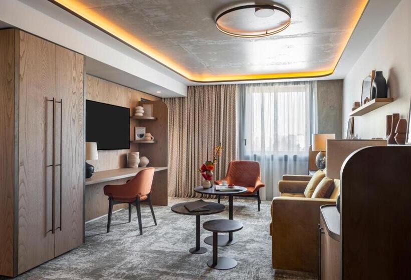 سوئیت با تخت بزرگ, Pullman Lyon