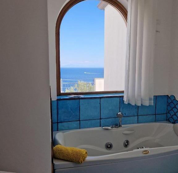 اتاق لوکس با چشم‌انداز دریا, Holiday Double