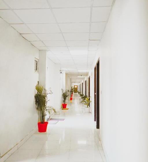 Номер Deluxe, Shubham Paradise Noida 70