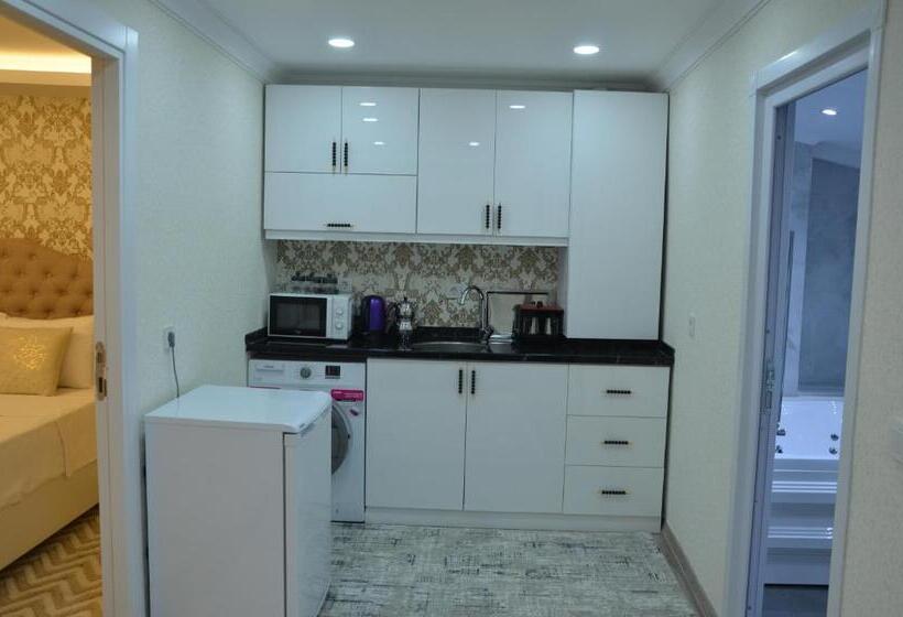 اتاق لوکس با چشم‌انداز دریا, Işıl