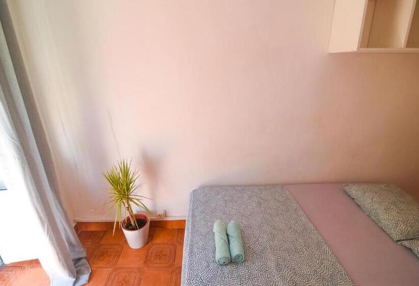 标准间带阳台, Shared Apartment With Bright Private Patio In Lisboa