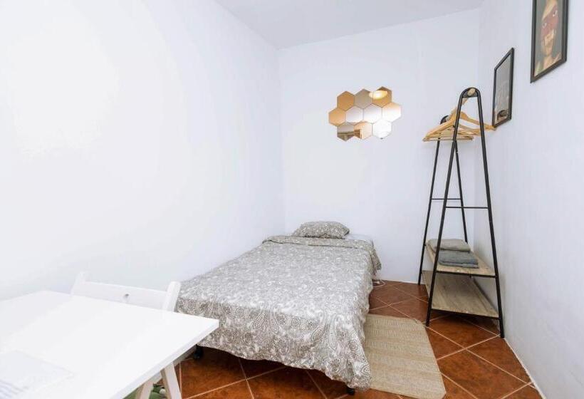 标准单人间, Shared Apartment With Bright Private Patio In Lisboa