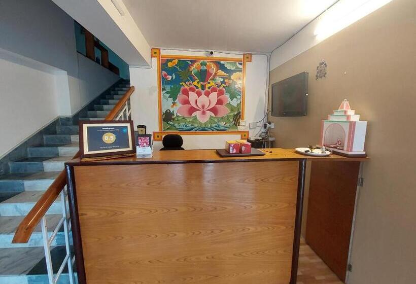 اتاق لوکس با تخت بزرگ, Norbulingka Retreat