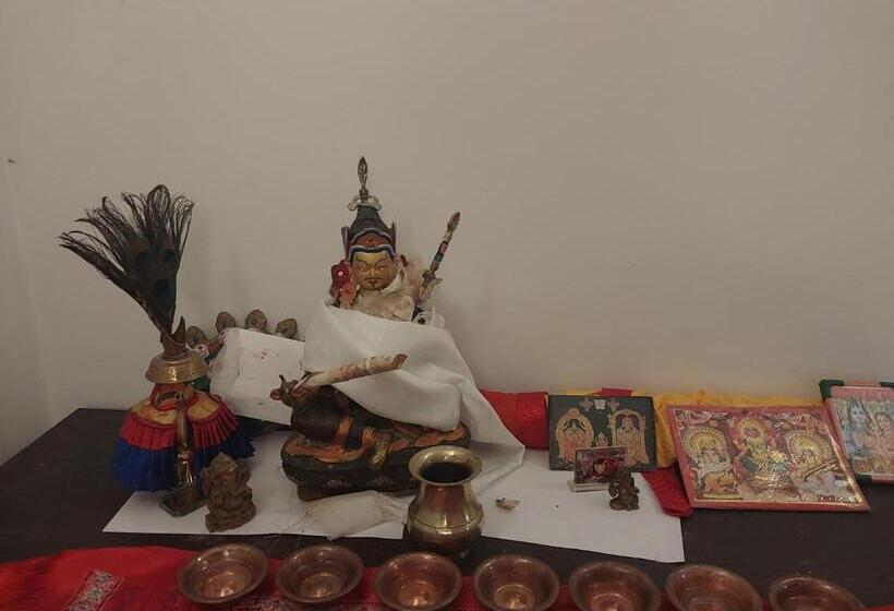 اتاق لوکس با تخت بزرگ, Norbulingka Retreat