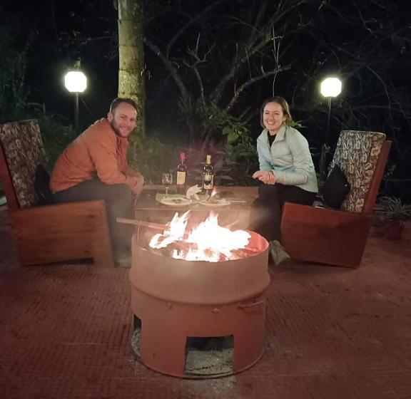 اتاق لوکس با تخت بزرگ, Norbulingka Retreat