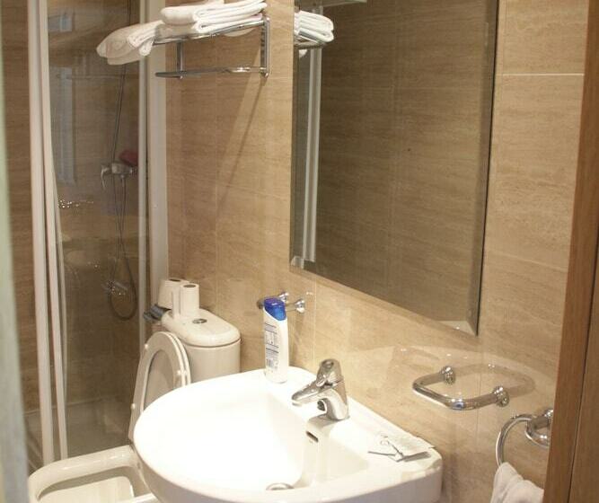 اتاق استاندارد سه نفره, Hostal Francisco Salinas