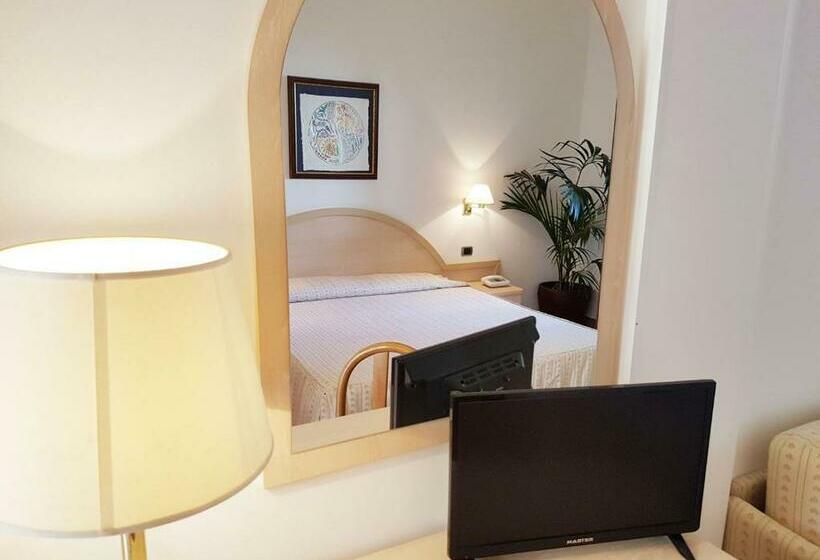 Quarto Triplo Estandar, Gabbiano Beach