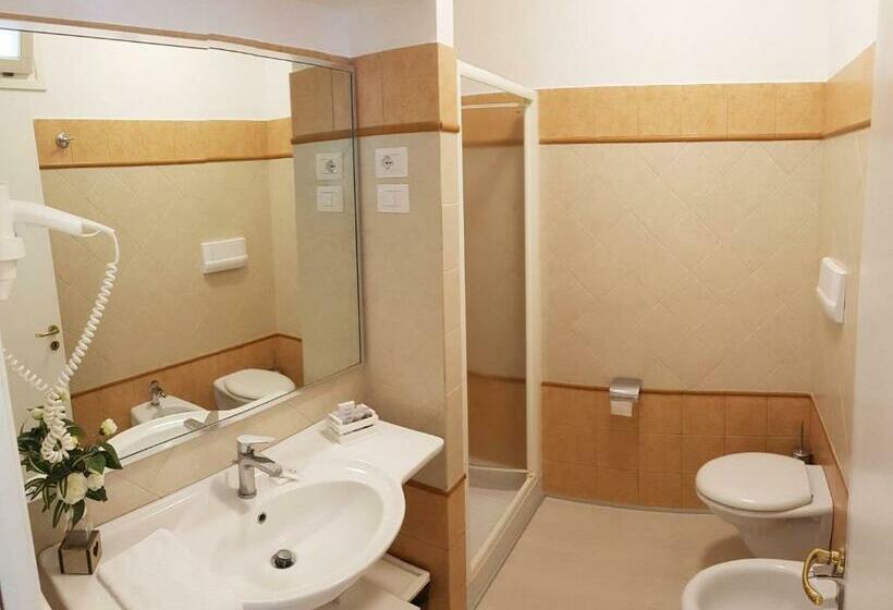 Quarto Triplo Estandar, Gabbiano Beach