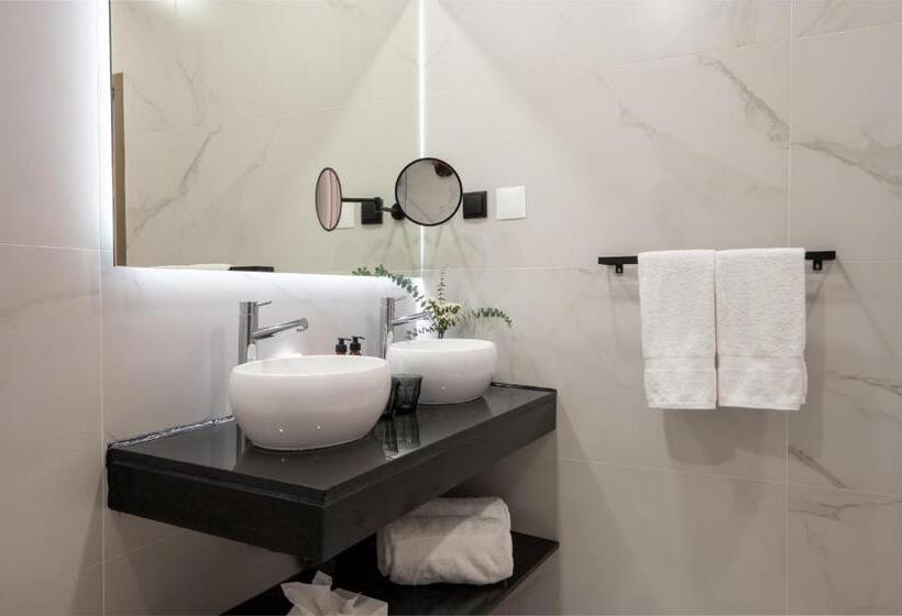 Люкс Deluxe Кровать Кинг, Lilases Boutique House & Garden