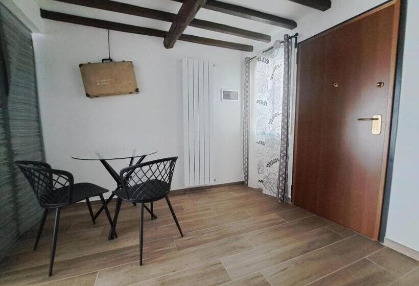 استودیوی سوپریور, Alloggiamo