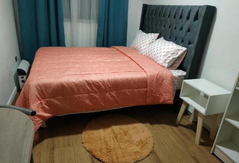标准三人间, Hostal