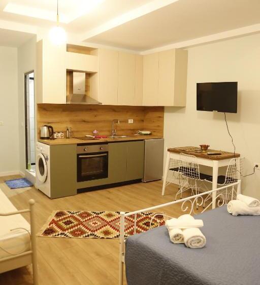 标准三人间, Illyrian Studio Apartment 1