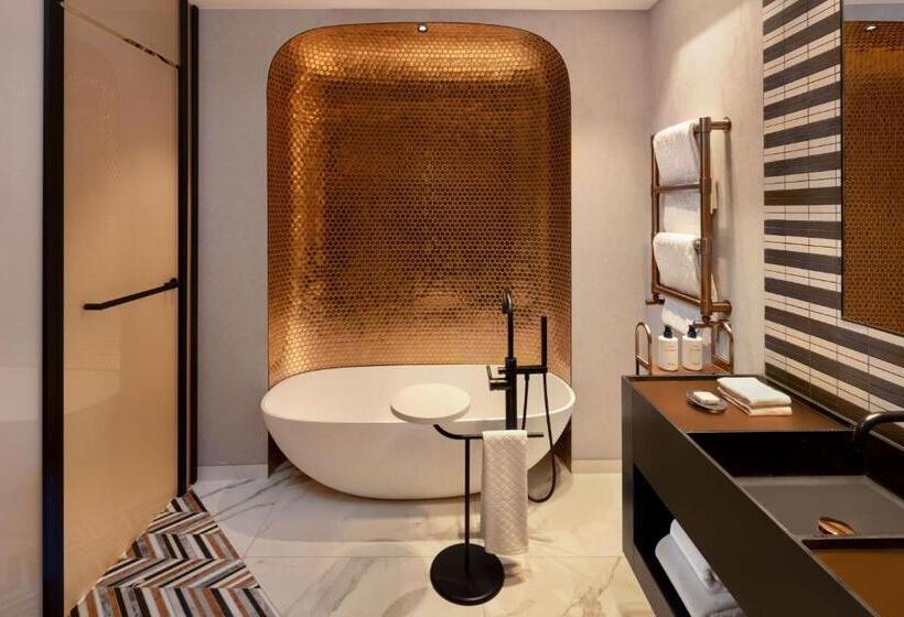 اتاق لوکس با تخت بزرگ, Paragraph Freedom Square, A Luxury Collection Hotel, Tbilisi