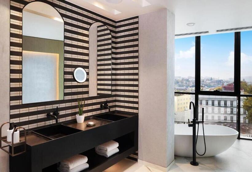 سوییت اجرایی, Paragraph Freedom Square, A Luxury Collection Hotel, Tbilisi