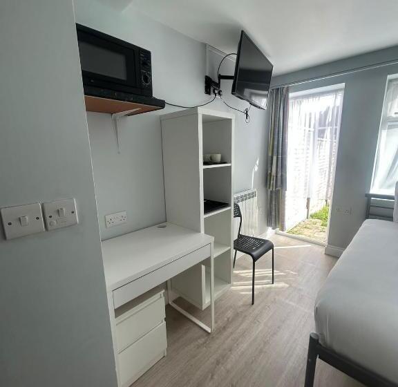 اتاق استاندارد یک نفره, 3 St John S Close