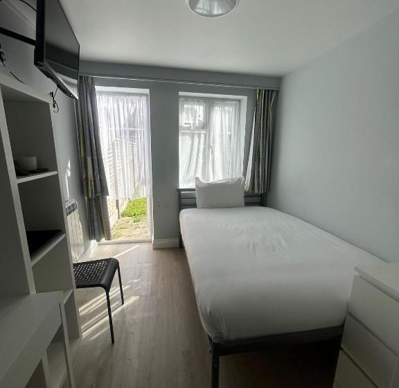 اتاق استاندارد یک نفره, 3 St John S Close