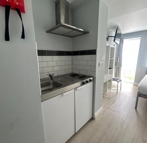 اتاق استاندارد یک نفره, 3 St John S Close