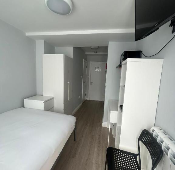 اتاق استاندارد یک نفره, 3 St John S Close