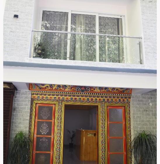 اتاق کلاسیک سه تخته, Dug Inn