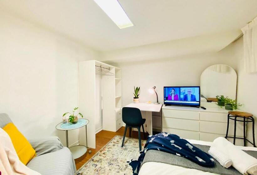 标准间, Toronto Bed & Breakfast   Free Parking, Subway Access