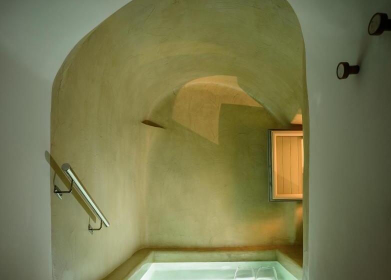 Люкс Повышенной Комфортности, Oia Treasures Art Suites