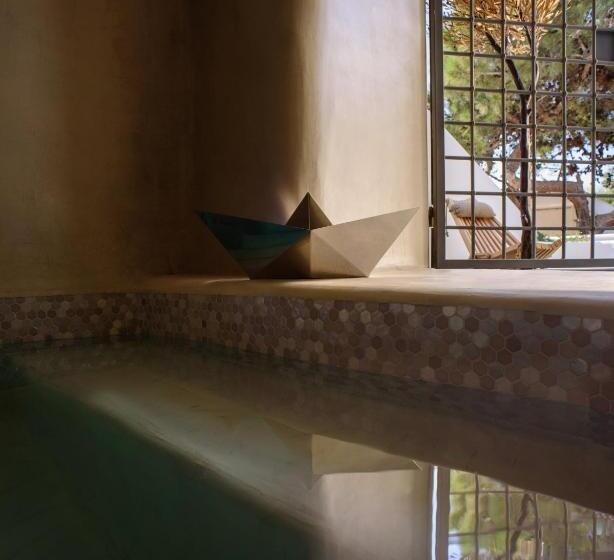 Люкс Повышенной Комфортности, Oia Treasures Art Suites