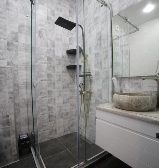 استودیوی سوپریور, Gori Apartments