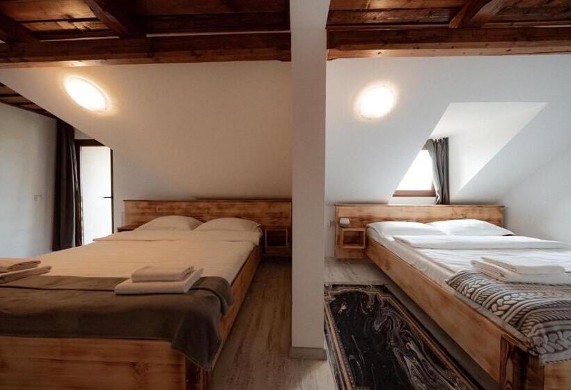 اتاق استاندارد چهارنفره با بالکن, Tihuța Retreat
