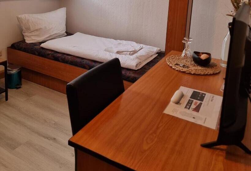 标准间, Uma Dres Pension