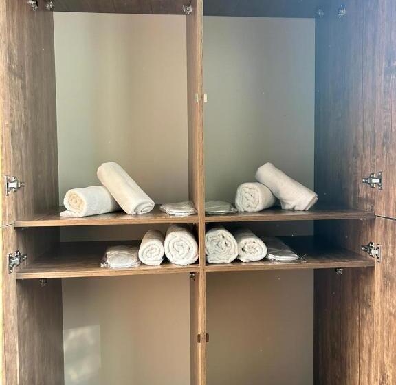 اتاق اکونومی, Hostel124