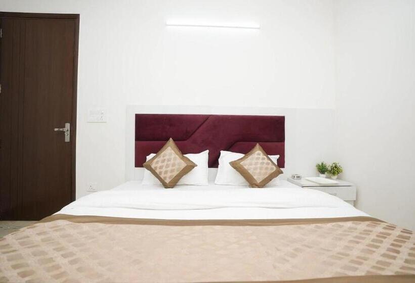 اتاق لوکس, Sarthi Guest House In Jangpura Bhogal Near Nizamuddin Railway Station