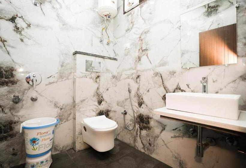 اتاق سوپریور سه تخته, Sarthi Guest House In Jangpura Bhogal Near Nizamuddin Railway Station