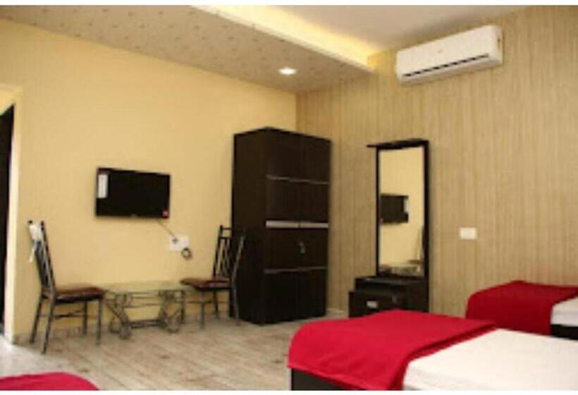 Номер Deluxe, Shubham Resorts, Solapur