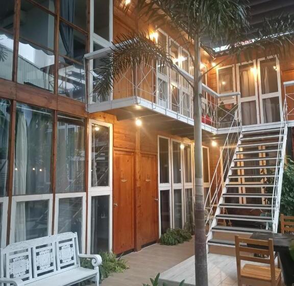 اتاق استاندارد سه تخته با چشم‌انداز استخر, A Lamer Home Vũng Tàu