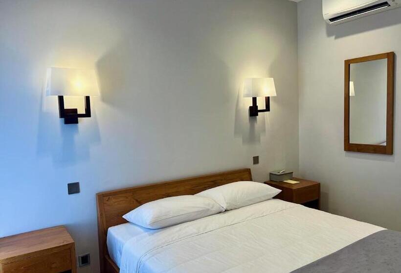 Номер Deluxe, Charlie Guest House