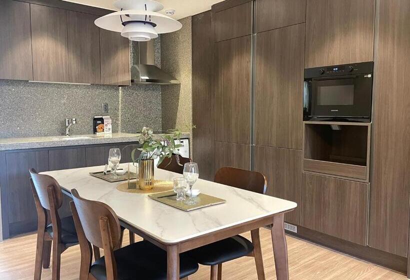 Номер Deluxe, The Community A By City College