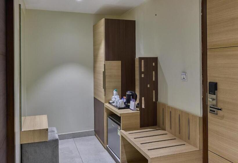Королевский Люкс, Grand Continent Hosur A Sarovar Portico Affiliate