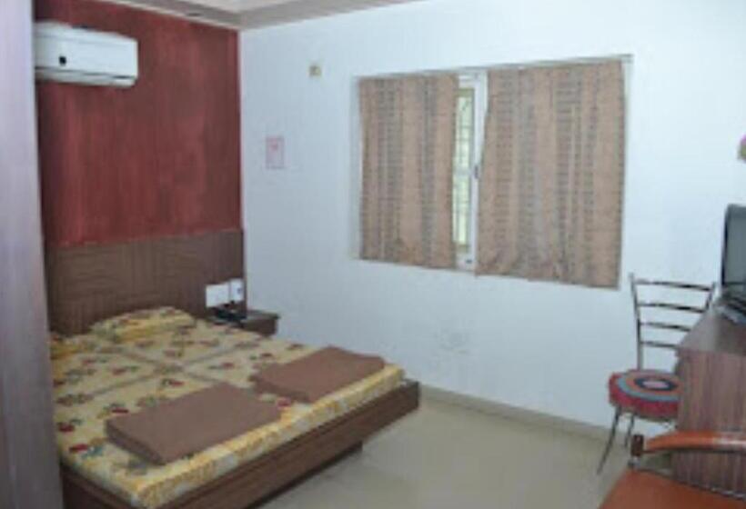带大床的豪华间, Rajdhani And Guest House Gujarat   Best Family Hotel In Halol Near Pavaghad And Halol Gidc