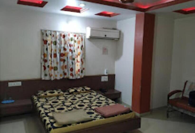 带大床的豪华间, Rajdhani And Guest House Gujarat   Best Family Hotel In Halol Near Pavaghad And Halol Gidc