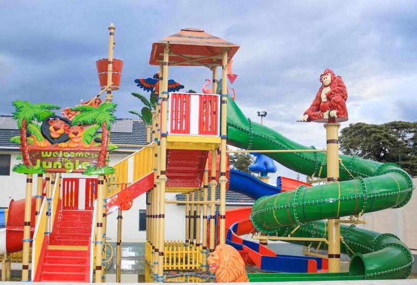 اتاق استاندارد سه تخته با چشم‌انداز استخر, Ivory Park Hotel   Safari Waterworld